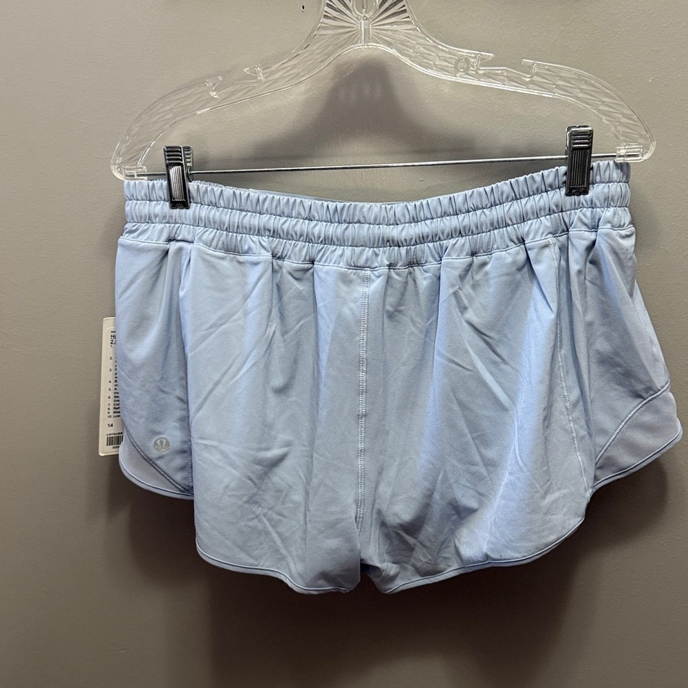 NWT Lululemon Hotty Hot Low-Rise Shorts
2.5" Lined Size 14 - Picture 5 of 6